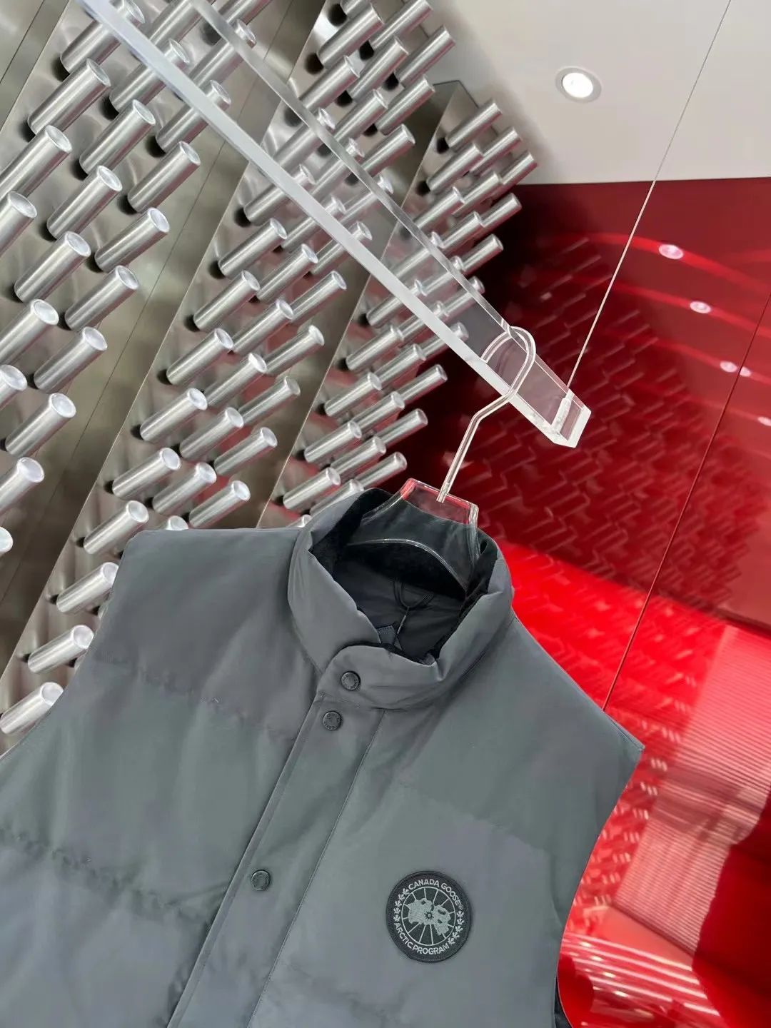 P380 Canadian brand Canada Goosex down jacket has always been recognized as the warmest down jacket. Various Instagram celebrities, Internet celebrities, and celebrities often wear it for street photos. I do Canada Goose every year, but I still can’t get rid of my love for the geese. No matter how cold the weather is, there is no need to be afraid, because there are geese! Filled with 90% white duck down, Canada Goose is the legendary warmest down jacket and is known as a must-have for Arctic outdoor sports! The most popular down jacket in the world, celebrities are rushing to buy it, it is a must-have! Same size for men and women: XS to XXL in stock😍